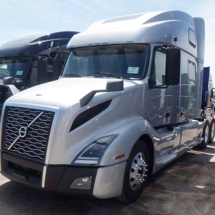 2022 VOLVO VNL860