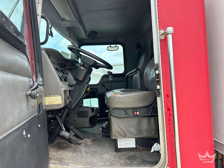 2002-kenworth-t300-image-11