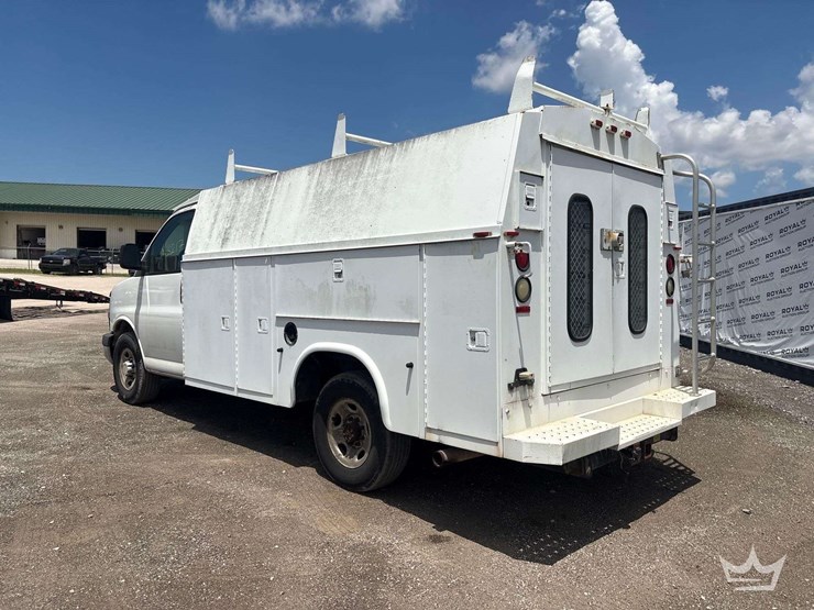 2004-chevrolet-express-3500-enclosed-service-van-image-4