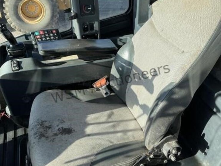 2017-deere-624k-image-21