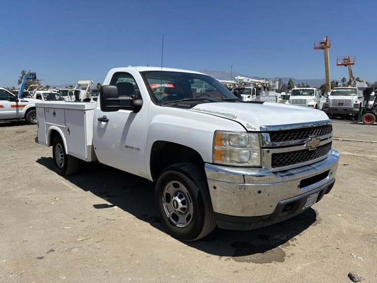 2011-chevrolet-silverado-2500-image-2