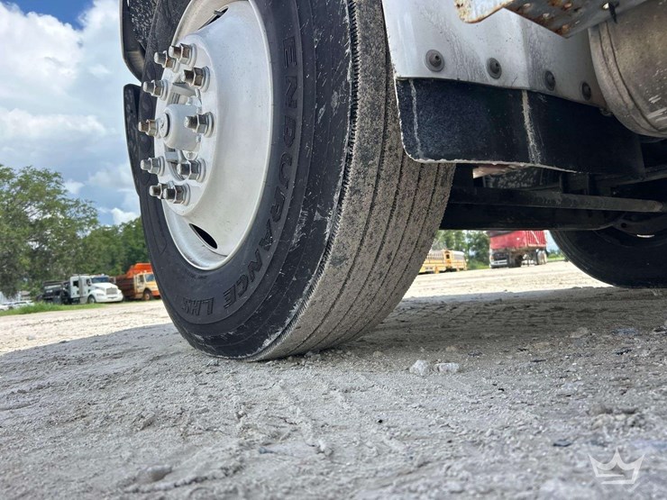 2017-freightliner-m2-106-image-21