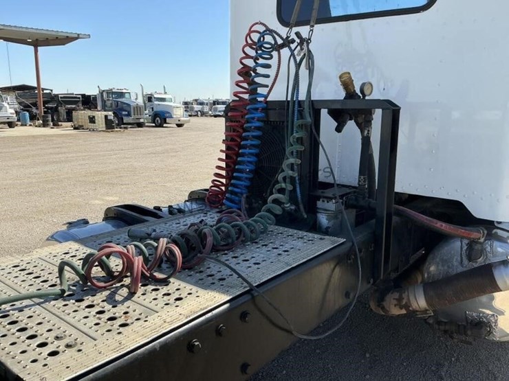 1999-peterbilt-379-image-11