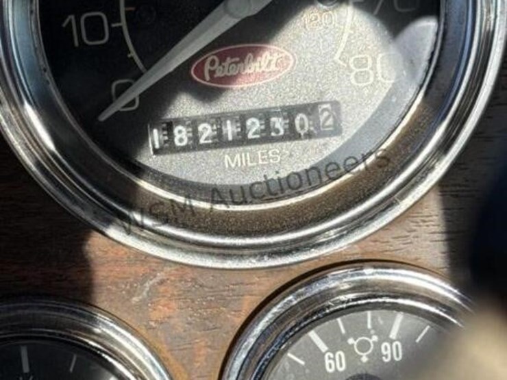 2000-peterbilt-379-image-25