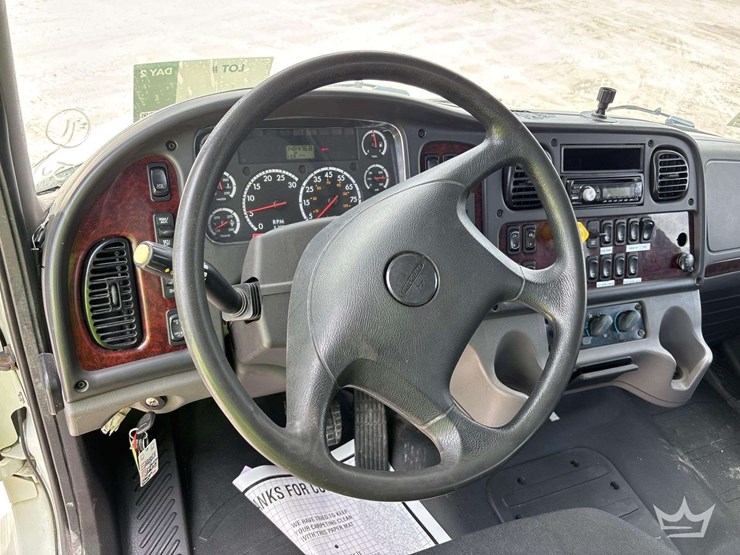 2017-freightliner-m2-106-image-32