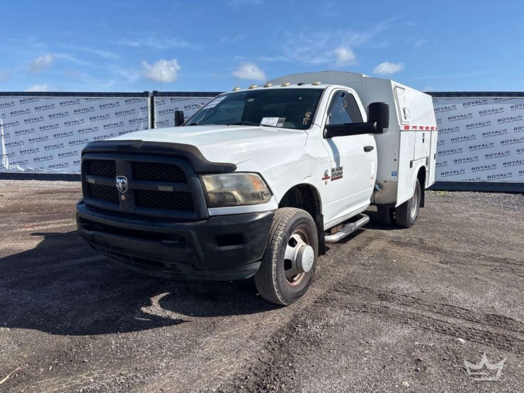 2015-dodge-3500-image-1
