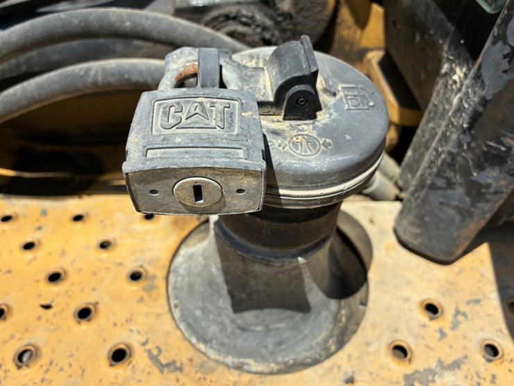 2022-caterpillar-430-image-12