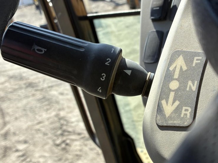 2022-caterpillar-430-image-30