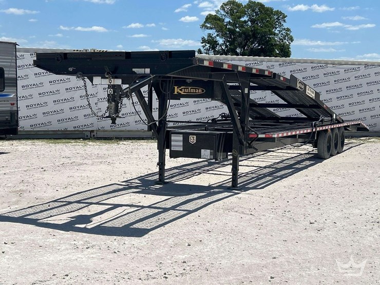 2020-kaufman-47ft.-gooseneck-tri-axle-car-hauler-trailer-image-1