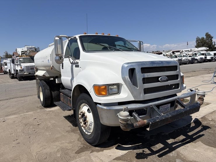 2011-ford-f750-image-2