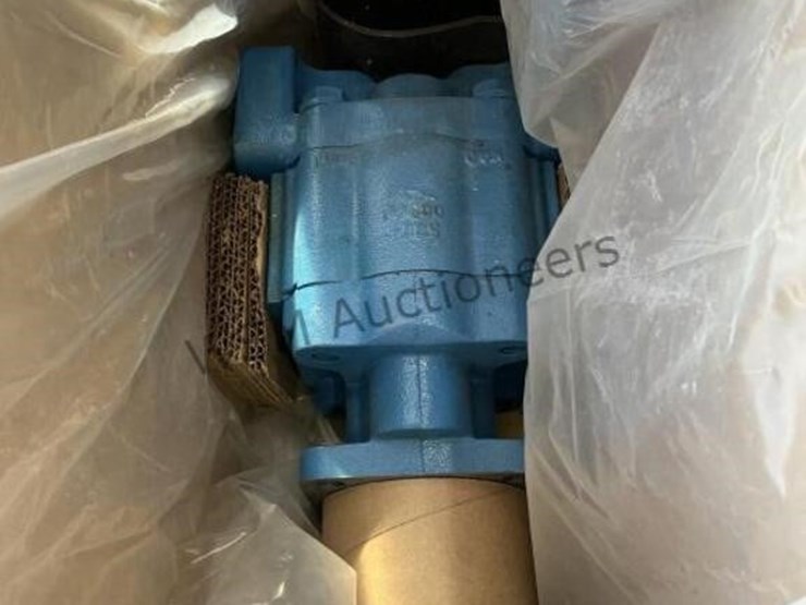 international-spreader-truck-hydraulic-pumps-image-3
