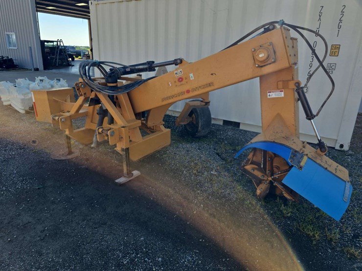 hurricane-side-arm-ditcher,-3pt,-big-1000pto,-3-hyd.-remotes,-rear-dolly-wheels,-side-counter-weight-image-1