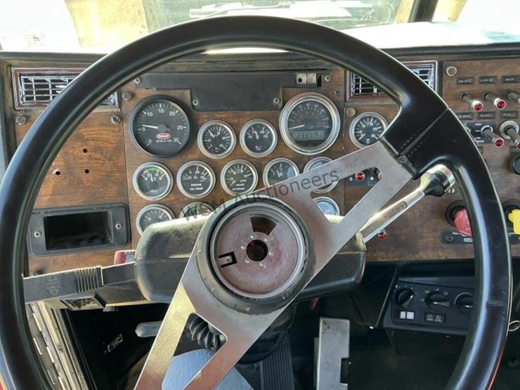 2000-peterbilt-379-image-18