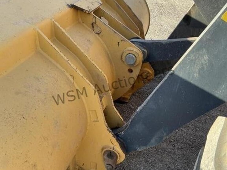 2017-deere-624k-image-11