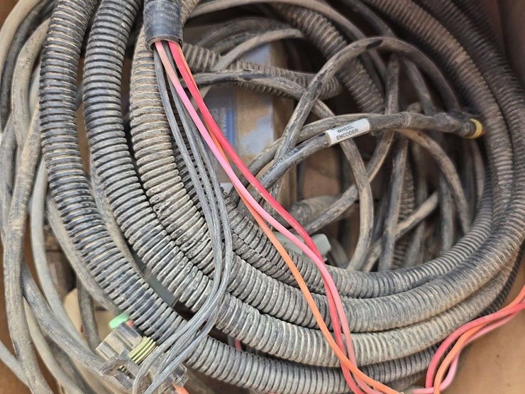 agleader-paradyne-receivers-with-rtk-unlock-and-wiring-harness,-came-off-an-8000-deere-series-image-3