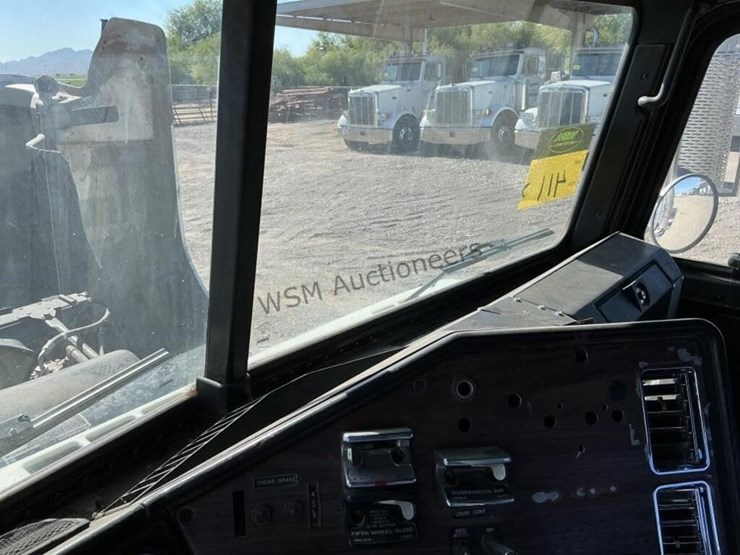1999-freightliner-fld120-image-23