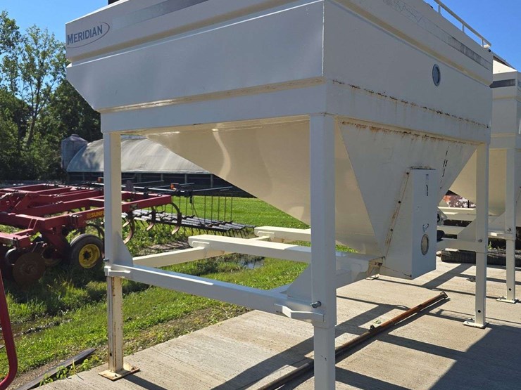meridian-seed-hopper,-holds-300-units-of-beans,-with-forklift-pockets,-one-compartment-image-1