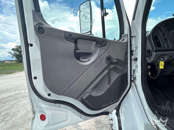 2017-freightliner-m2-106-image-12