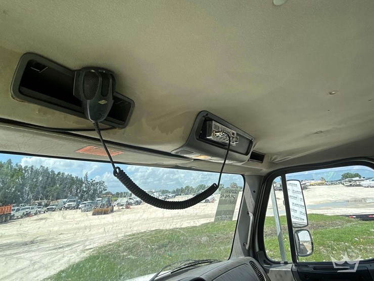 2013-freightliner-m2-106-image-21