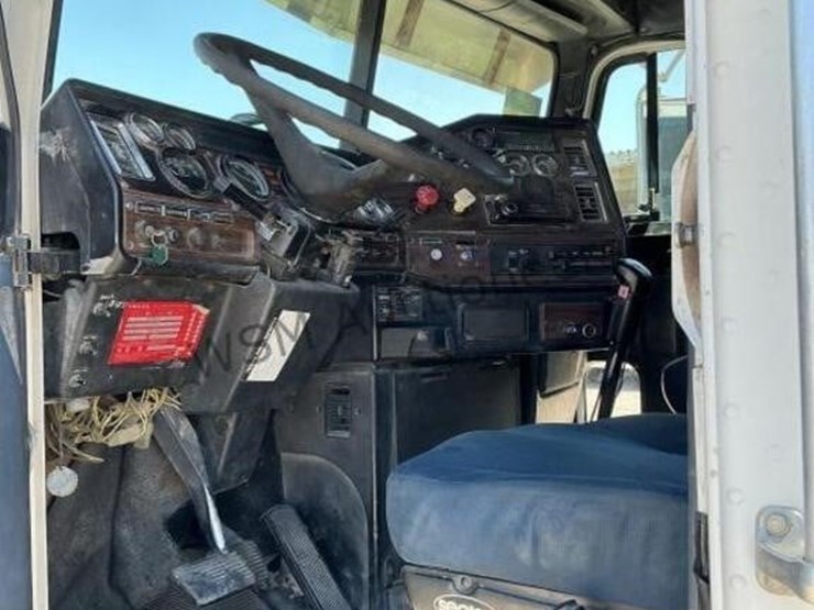 2000-freightliner-fld120-image-25