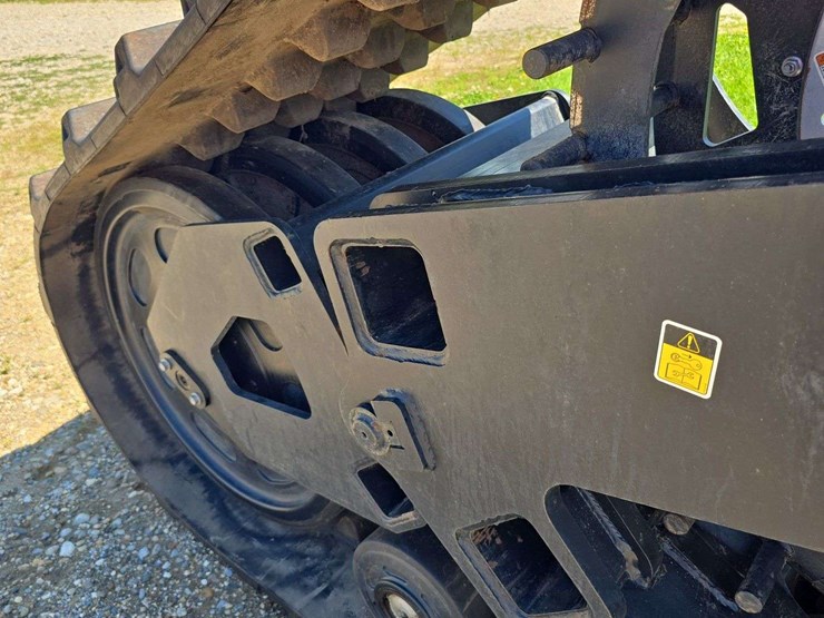 saucy-combine-tracks,-32''-very-low-use,-have-the-adapter-to-fit-a-jd-combine,-used-on-1-season-image-9