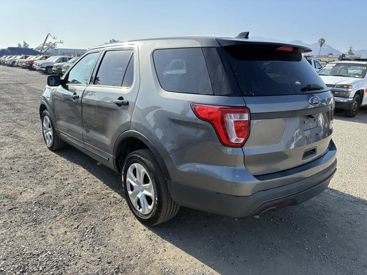 2016-ford-explorer-image-4