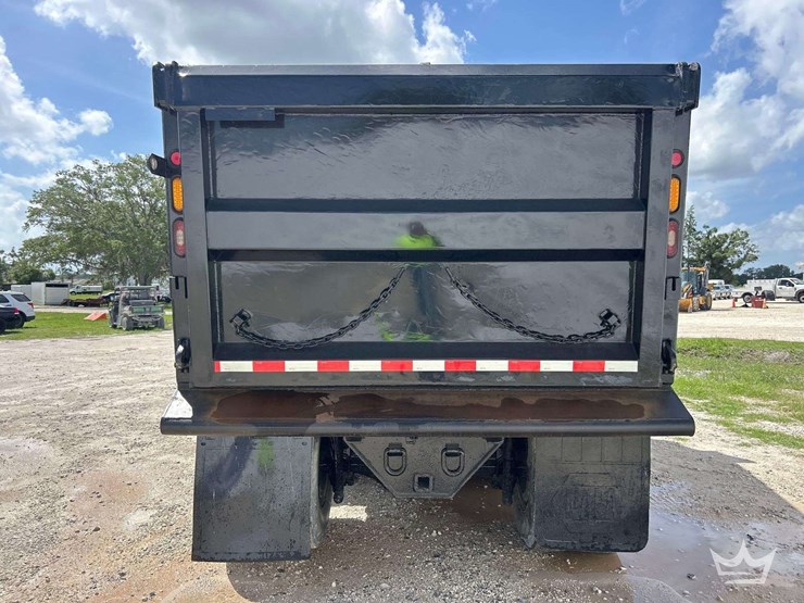 2013-freightliner-m2-106-image-45