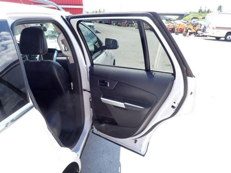 2011-ford-edge-image-46