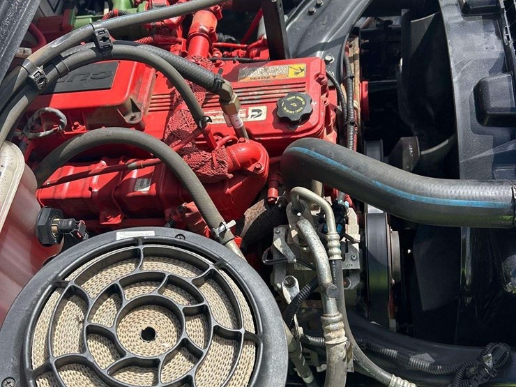 2015-freightliner-m2-106-image-10