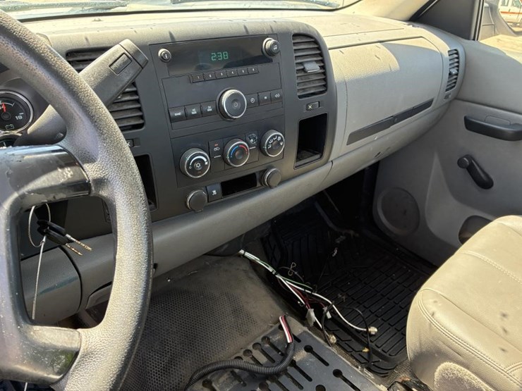2011-chevrolet-silverado-2500-image-18