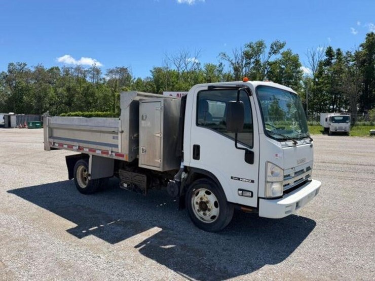 2015-isuzu-nrr-image-2