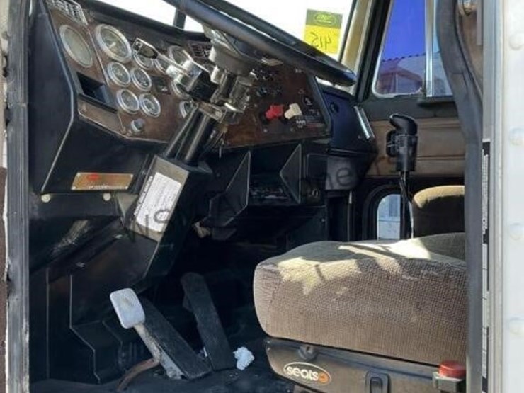 1993-peterbilt-379-image-22