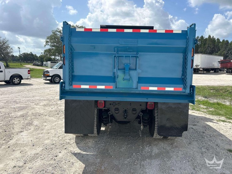2015-freightliner-m2-106-image-27
