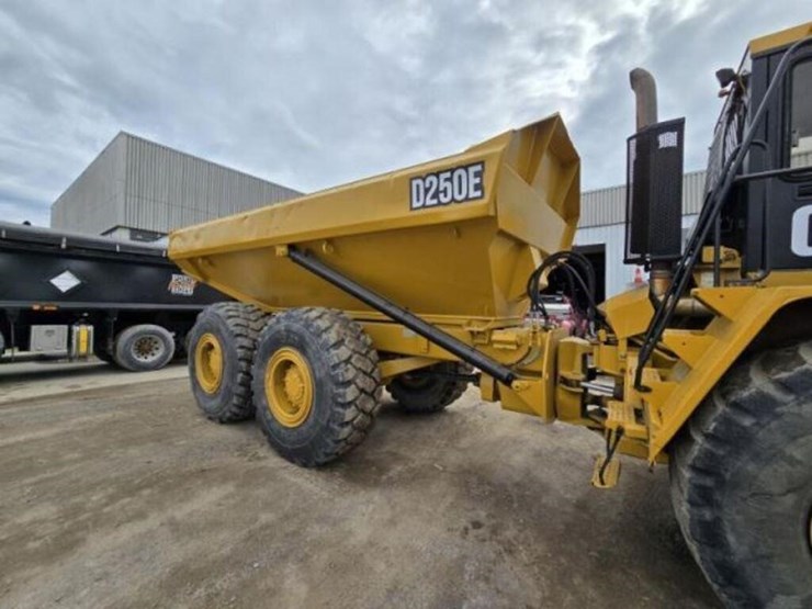 1996-caterpillar-d250e-image-30