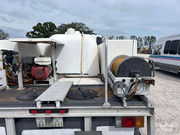 2015-isuzu-npr-image-32