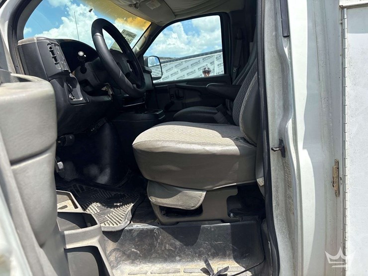 2004-chevrolet-express-3500-enclosed-service-van-image-27