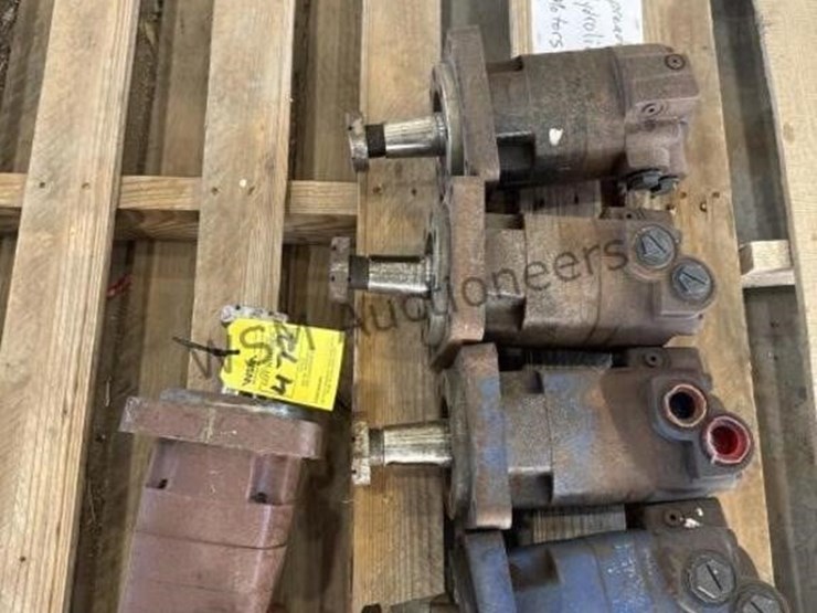 versa-spreader-trailer-hydraulic-spinner-motors-image-2
