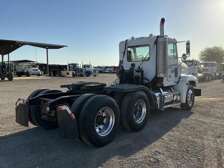 2001-freightliner-fld120-image-4