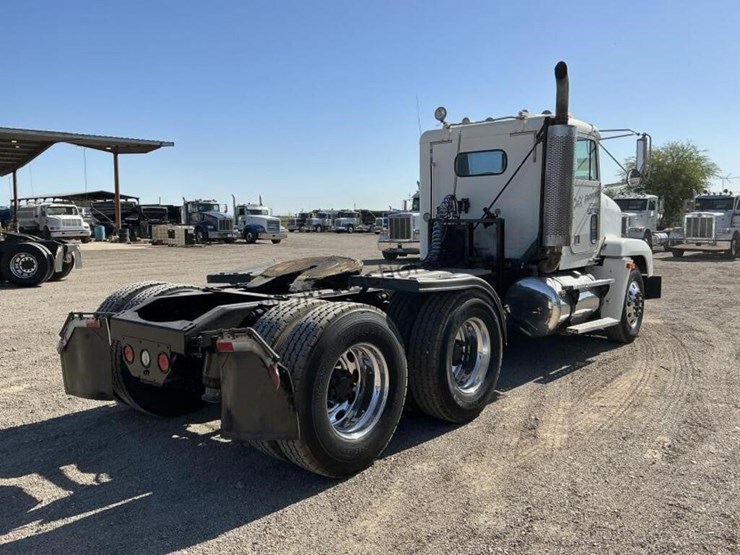1999-freightliner-fld120-image-4
