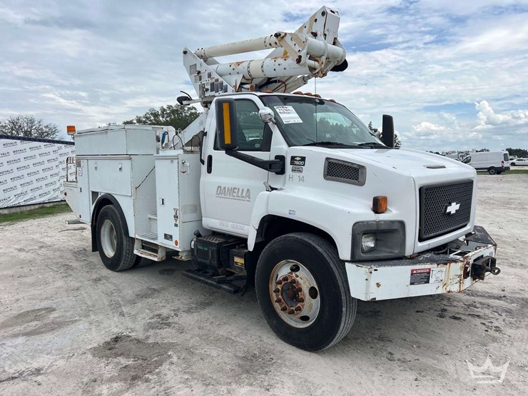 2008-chevrolet-c7500-altec-ta40-41ft.-bucket-truck-image-2