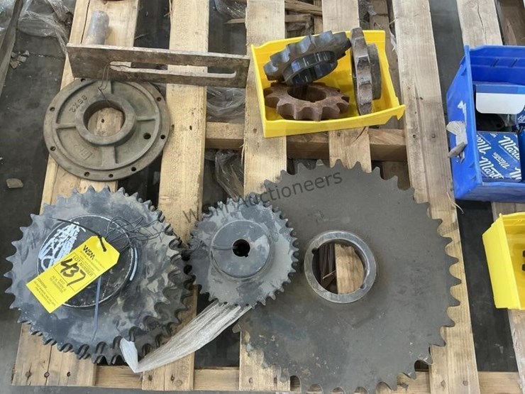 pallet-of-international-spreader-truck-sprockets-image-3