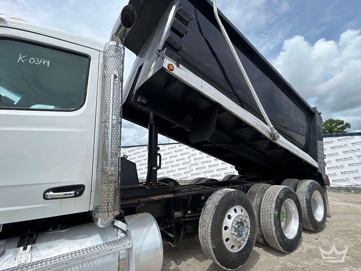 2015-peterbilt-567-image-26