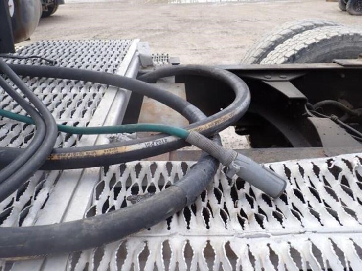 2005-volvo-vn-image-36