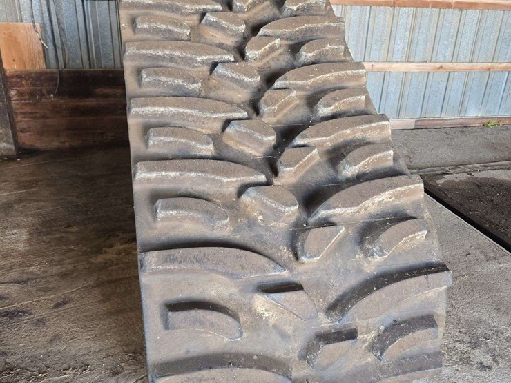 saucy-combine-tracks,-32''-very-low-use,-have-the-adapter-to-fit-a-jd-combine,-used-on-1-season-image-27