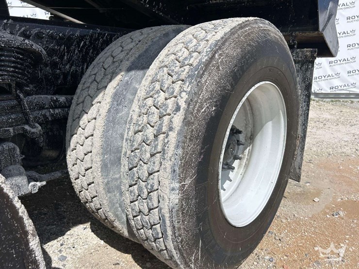 2013-freightliner-m2-106-image-40