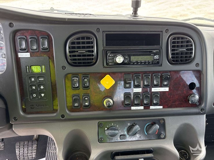 2017-freightliner-m2-106-image-37