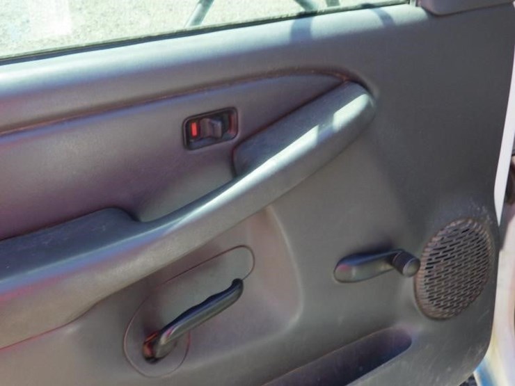 2004-chevrolet-3500-image-28