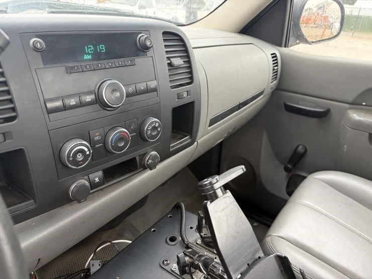 2011-chevrolet-silverado-2500-image-15