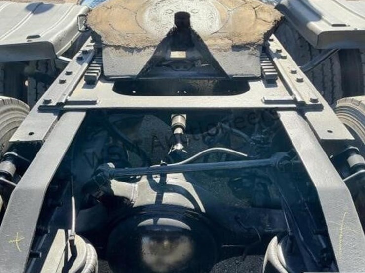 1999-freightliner-fld120-image-10
