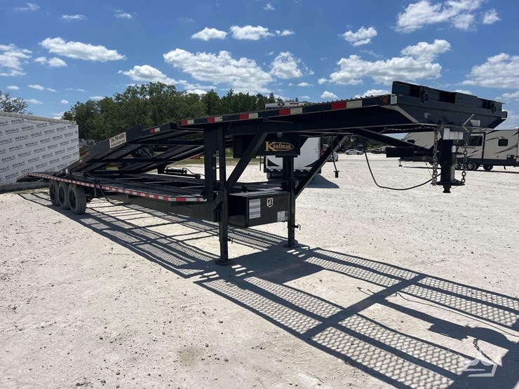 2020-kaufman-47ft.-gooseneck-tri-axle-car-hauler-trailer-image-2